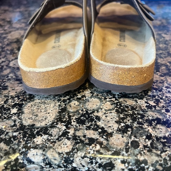 Cushion, air, ladies, sandal size 8 1/2 excellent condition Tang colored - Picture 5 of 10